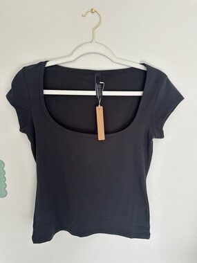 SKIMS COTTON JERSEY SCOOP NECK SHORT SLEEVE TEE IN SOOT- Size M  NEW WITH TAGS